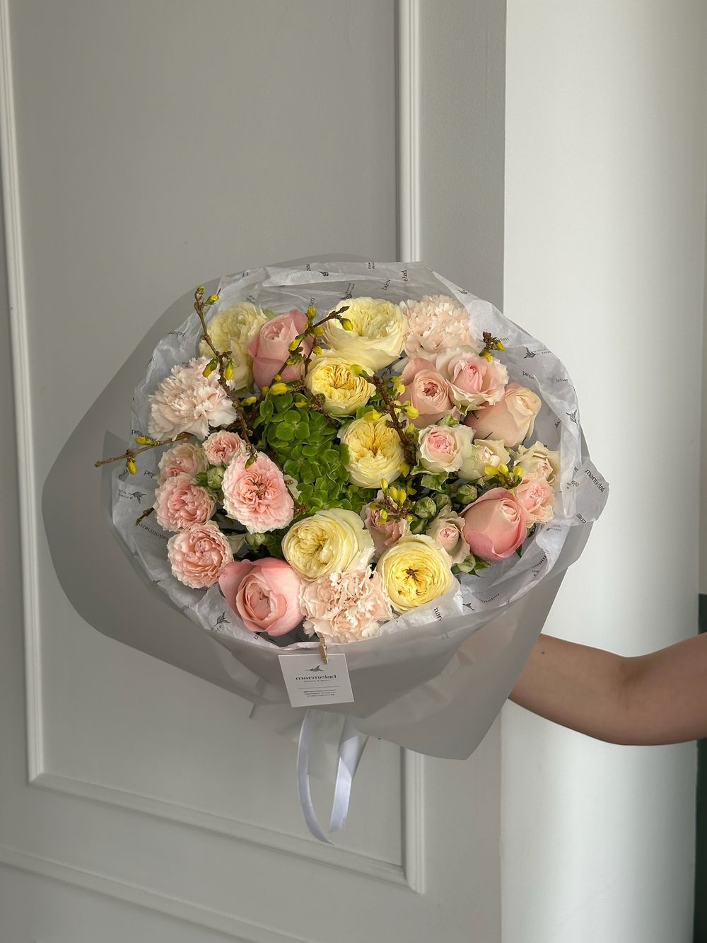 Букет из кустовых роз, гортензии, диантусов и форзиции