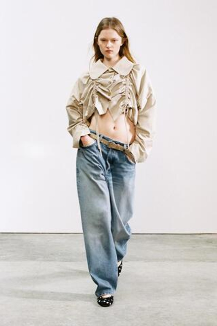 ZARA КОРОТКАЯ КУРТКА-ТРЕНЧ С РЮШАМИ, БЕЖЕВЫЙ