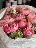 Букет из кустовой пионовидной розы и белых незабудок