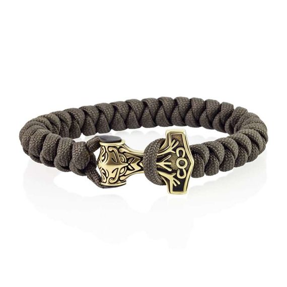 Фотография браслета Thor&#39;s hammer на белом фоне с бронзовым молотом.