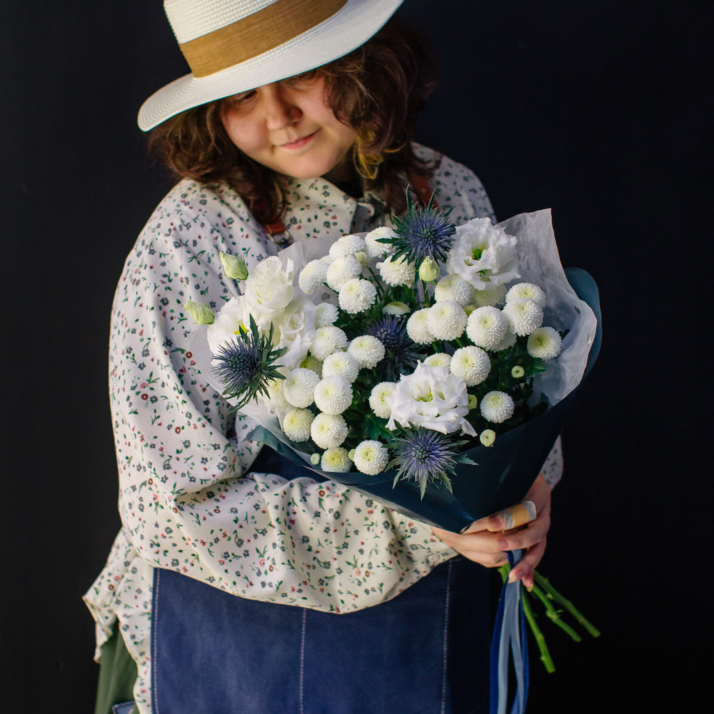 10. Стойкий необычный букет с эрингиумом