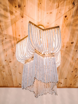 Люстра подвесная из деревянных бусинок