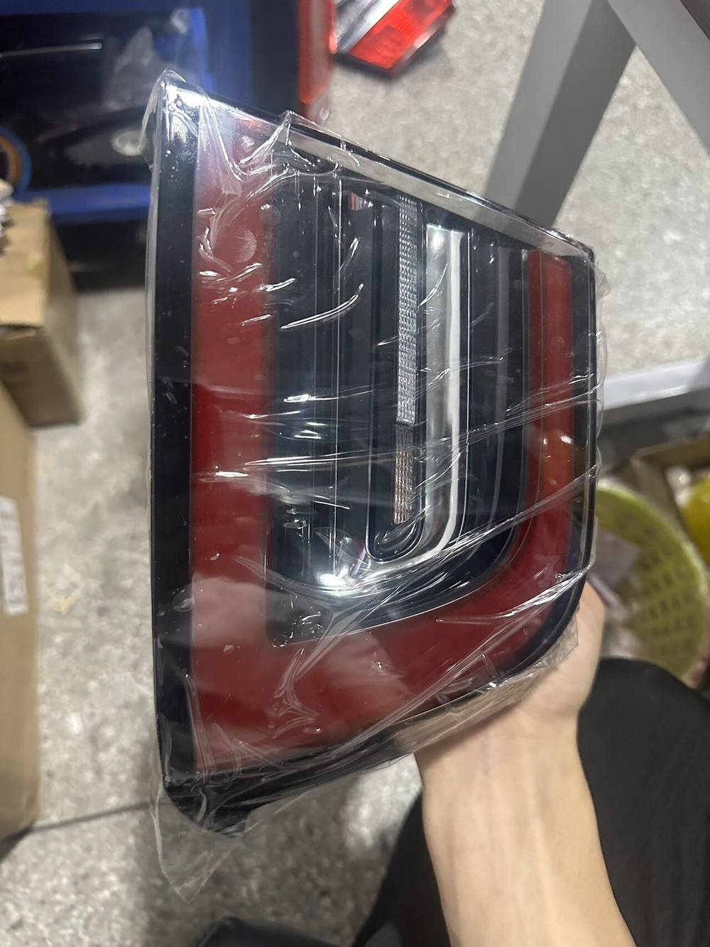 Оригинальный задний фонарь Tesla Model 3/Y