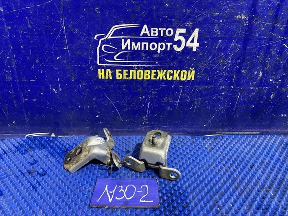 Петля двери задней левой NISSAN R'NESSA 1997