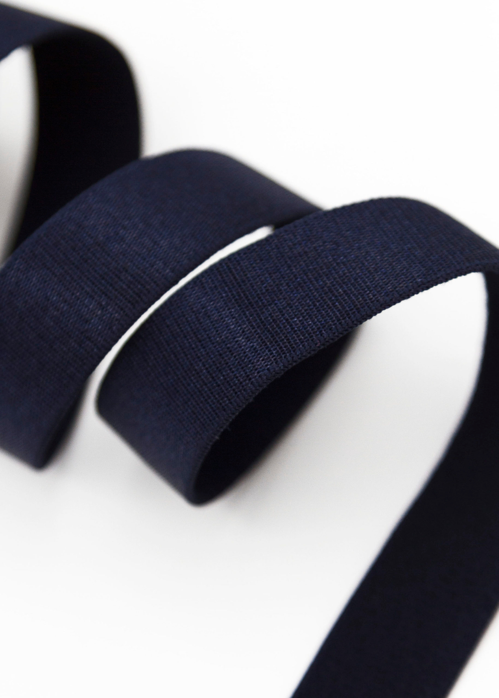 Резинка бретелечная темно-синяя глянцевая ширина 15 мм