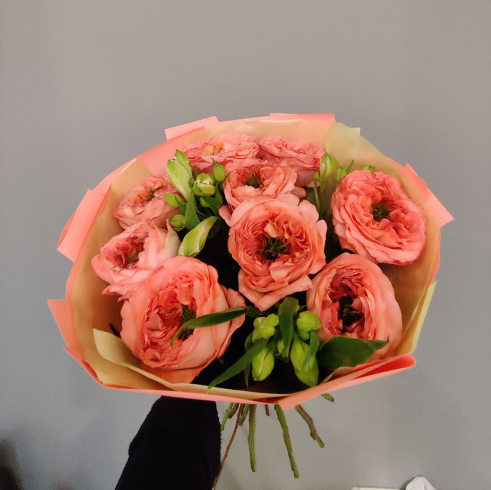 Букет из пионовидных роз с альстромерией