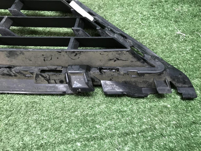 Решетка переднего бампера VW Touareg 2 NF (14-18)