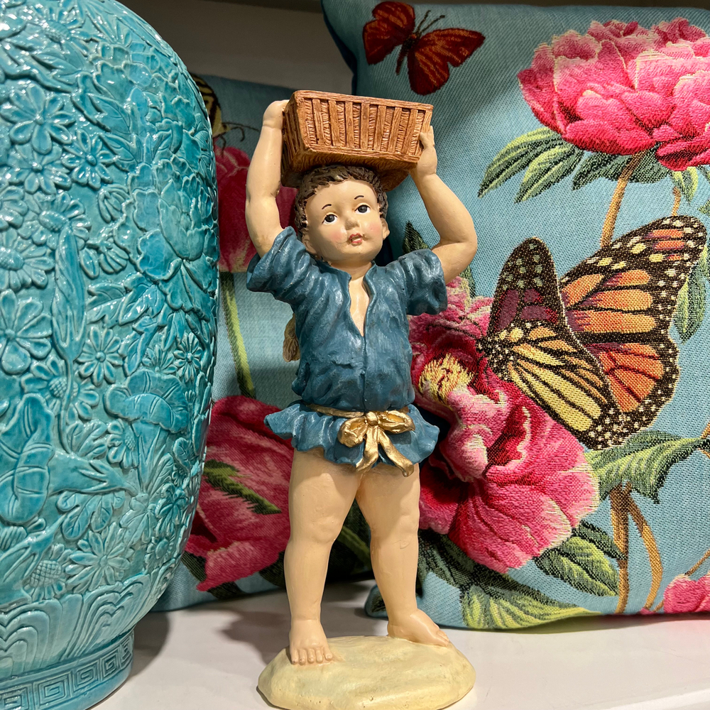 Мальчик с корзинкой