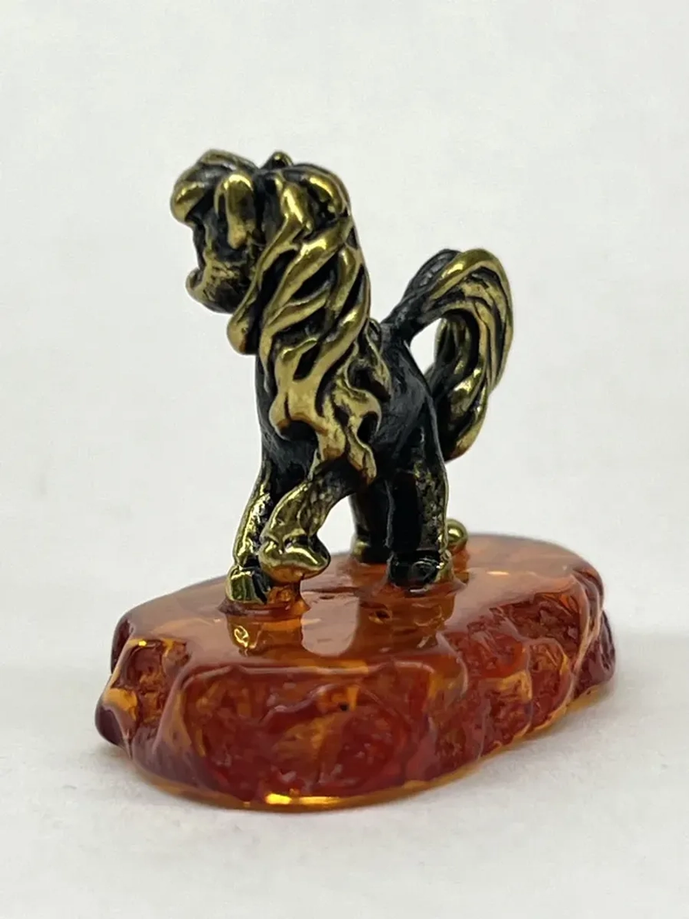 Бронзовая статуэтка на янтаре