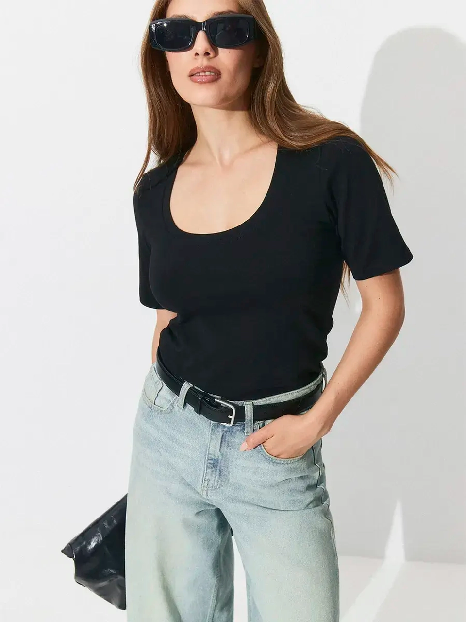 Футболка с глубоким вырезом