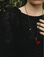 Подвеска из белого перламутра с красными кистями 65 см