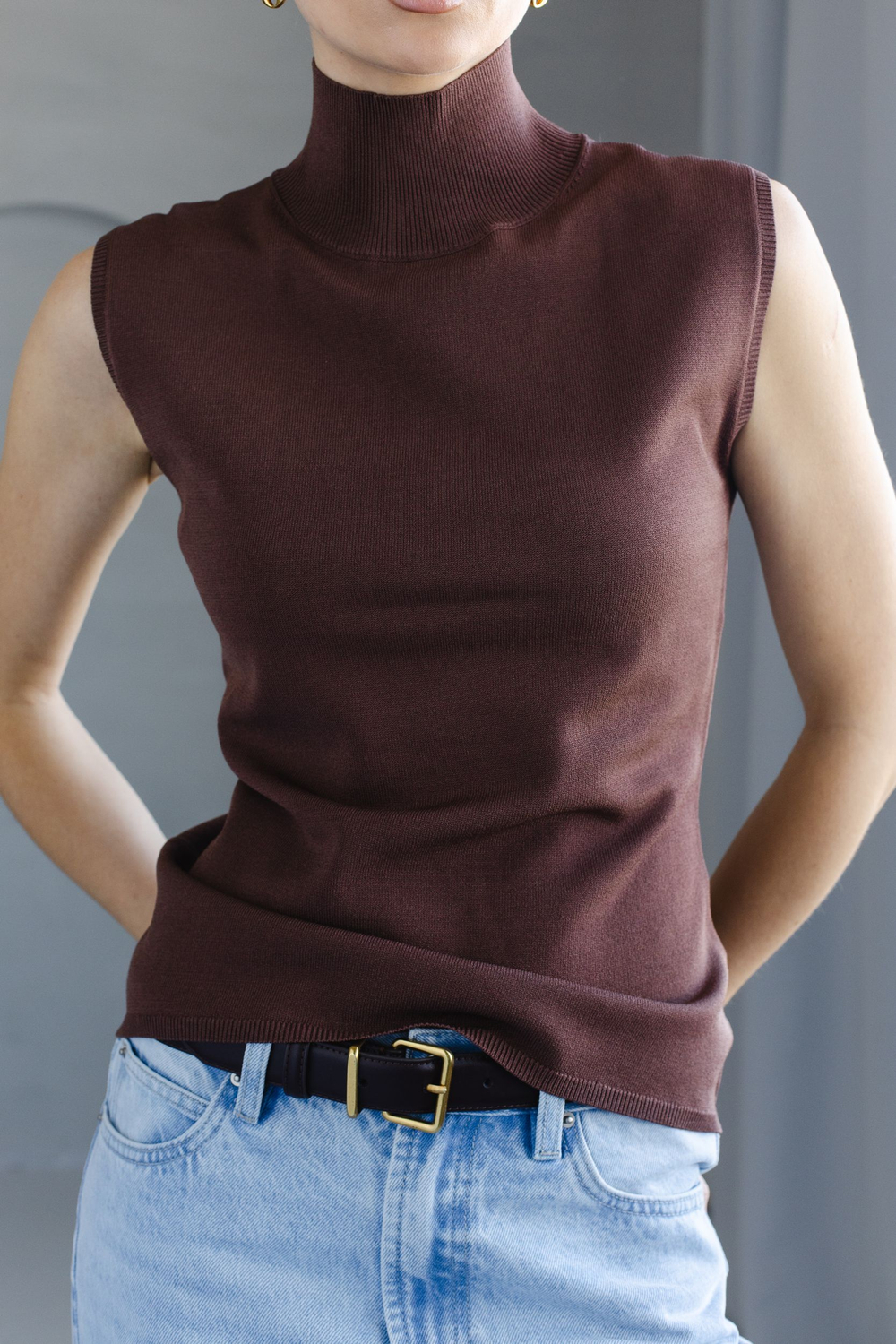 Блуза-топ из вискозы со стойкой коричневый