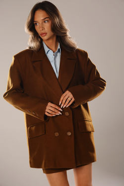 Пальто-пиджак с юбкой в карамельном цвете