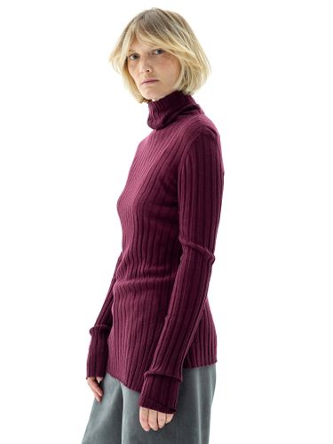 Бордовая водолазка в рубчик