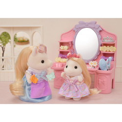 Набором Sylvanian Families Игровая площадка Салон красоты Пони