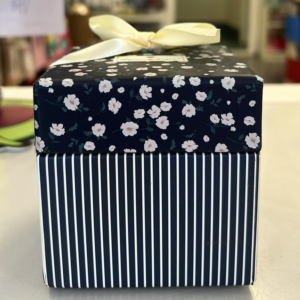 Коробка в цветок 15*15*15 см.