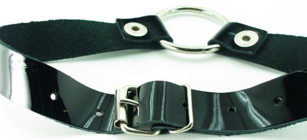 Кляп-кольцо на чёрных лаковых ремешках с кнопками (Цвет: черный)