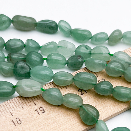 Авантюрин бусины (кварц с фукситом), галтовка, размер около 6-9 мм, цена за нить 38 см