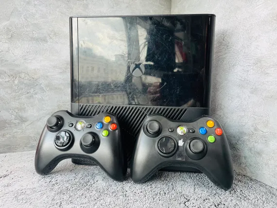 Игровая приставка XBOX 360 E 250GB S/N: 036204635208 (28 игр, Б/У), 2 геймпада