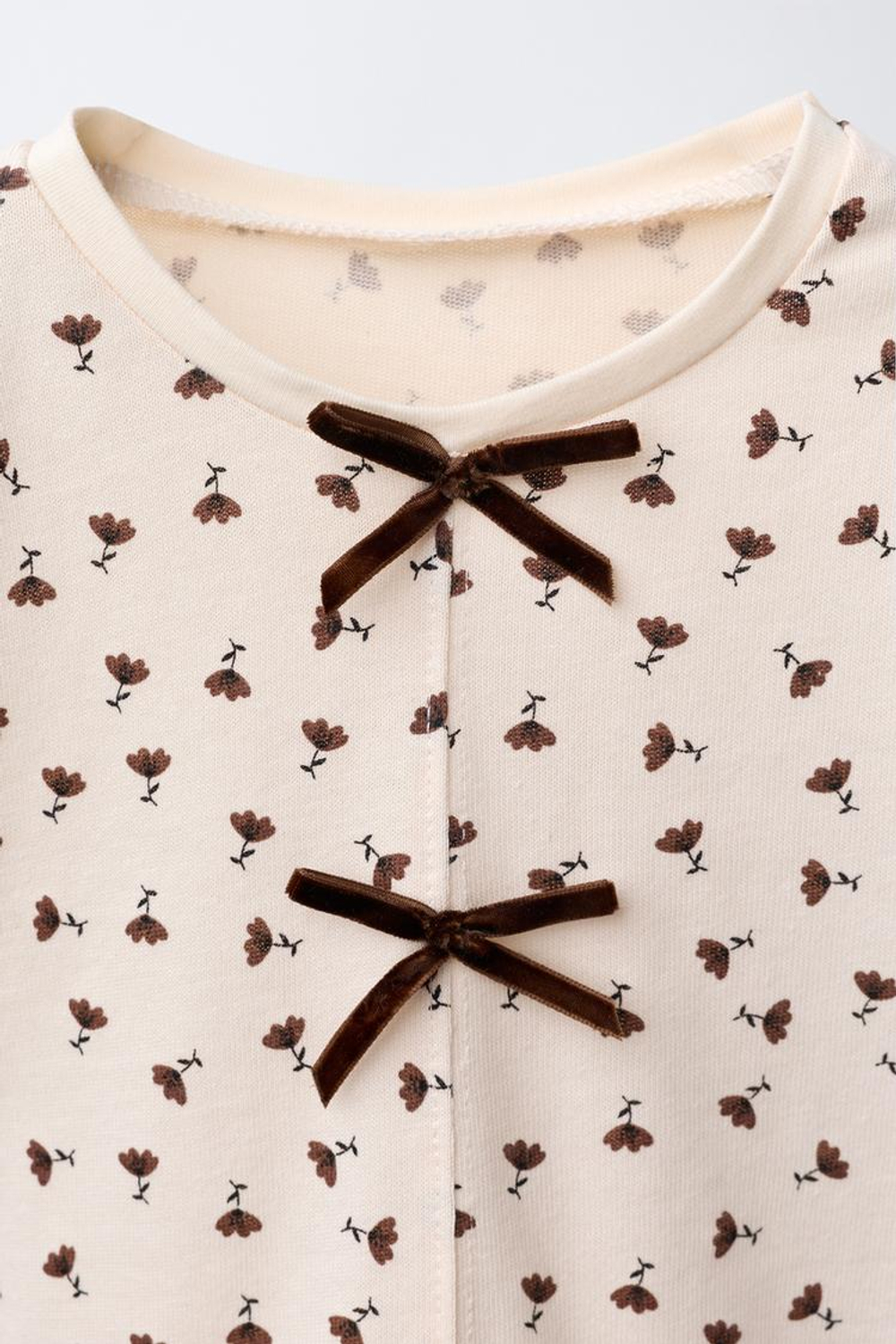 ZARA ФУТБОЛКА С ЦВЕТОЧНЫМ ПРИНТОМ И БАРХАТНЫМ БАНТОМ, ЭКРЮ