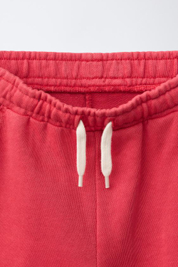 ZARA ШОРТЫ ИЗ МЯГКОЙ ТКАНИ С ГРАФФИТИ, НАСЫЩЕННЫЙ КРАСНЫЙ