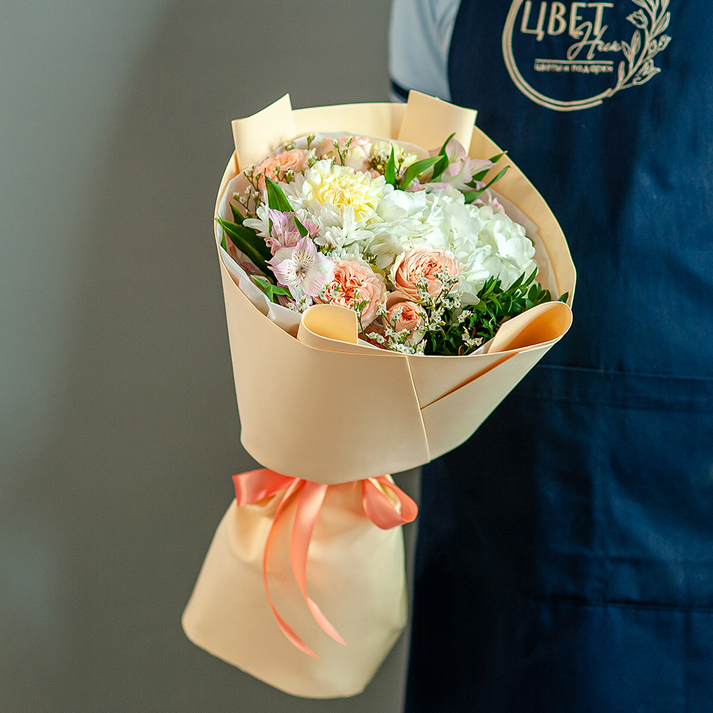 Сборный букет с белой гортензией в персиковом оформлении