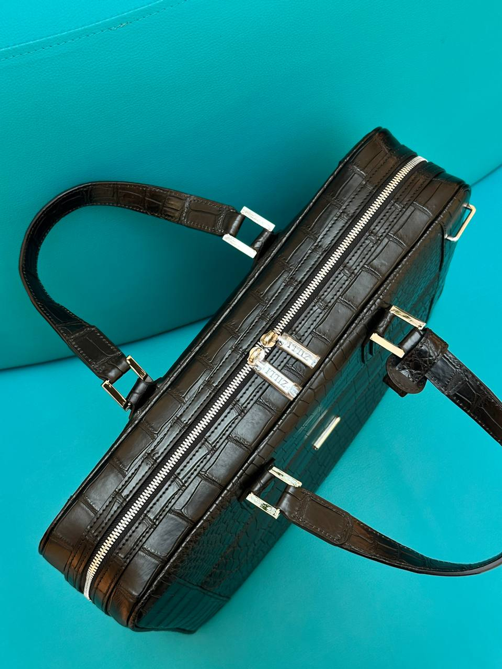 Сумка-мессенджер из кожи крокодила Zilli