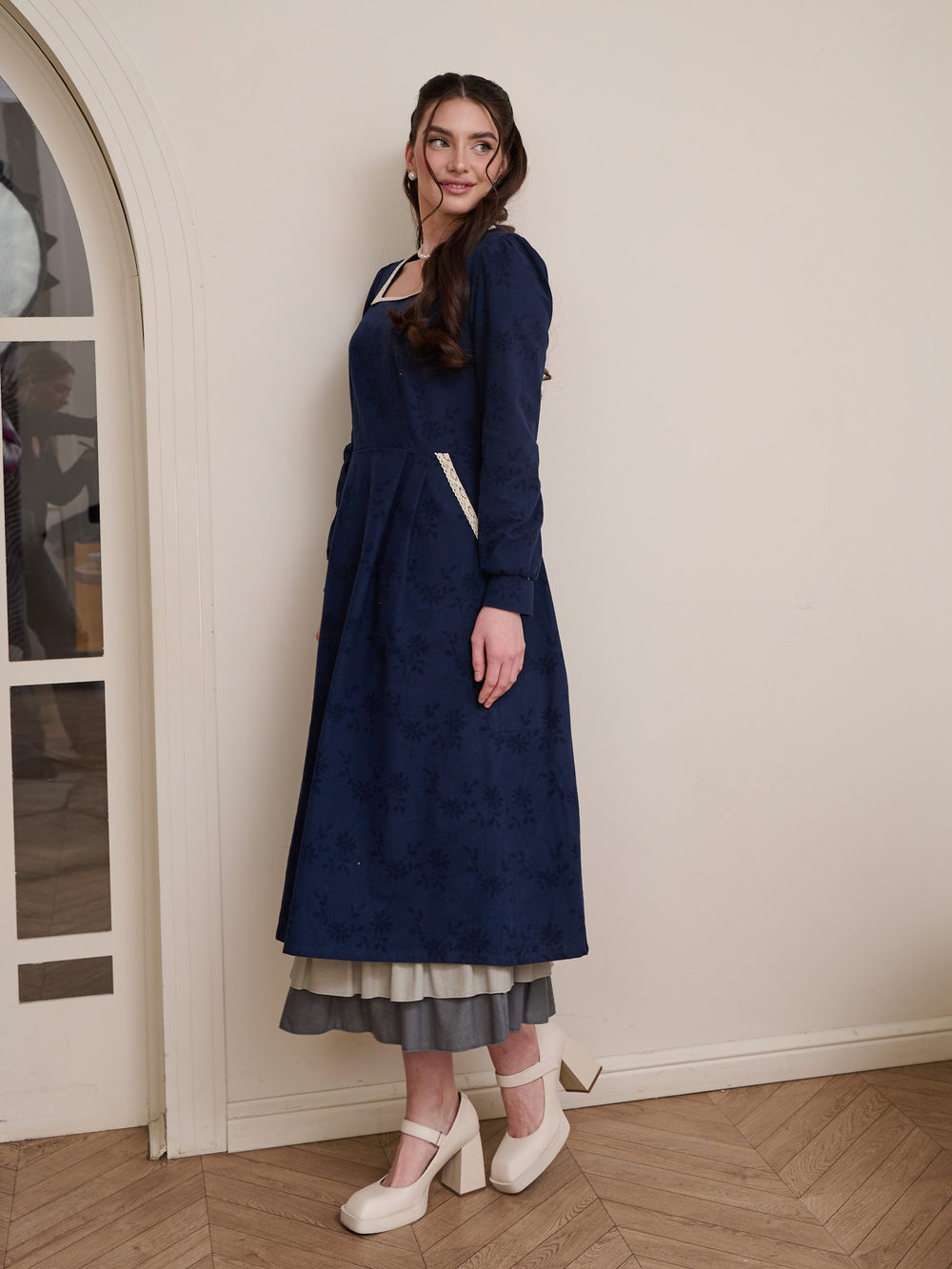 Платье с квадратным вырезом