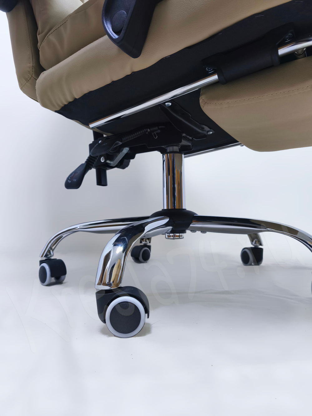 Кресло руководителя из эко кожи. Бежевый цвет