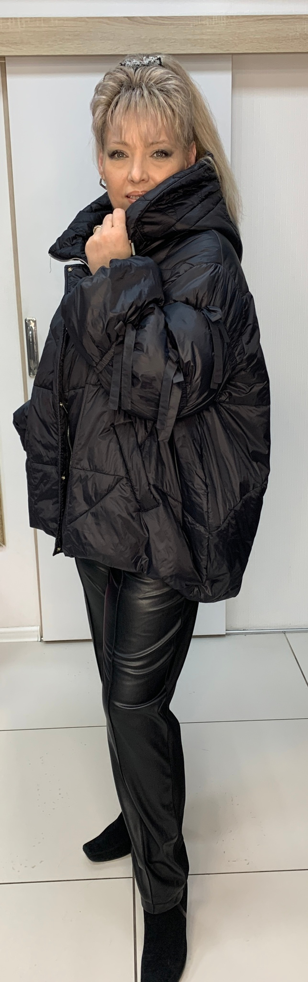 Черная cтеганная куртка-пуховик с красивыми рукавами