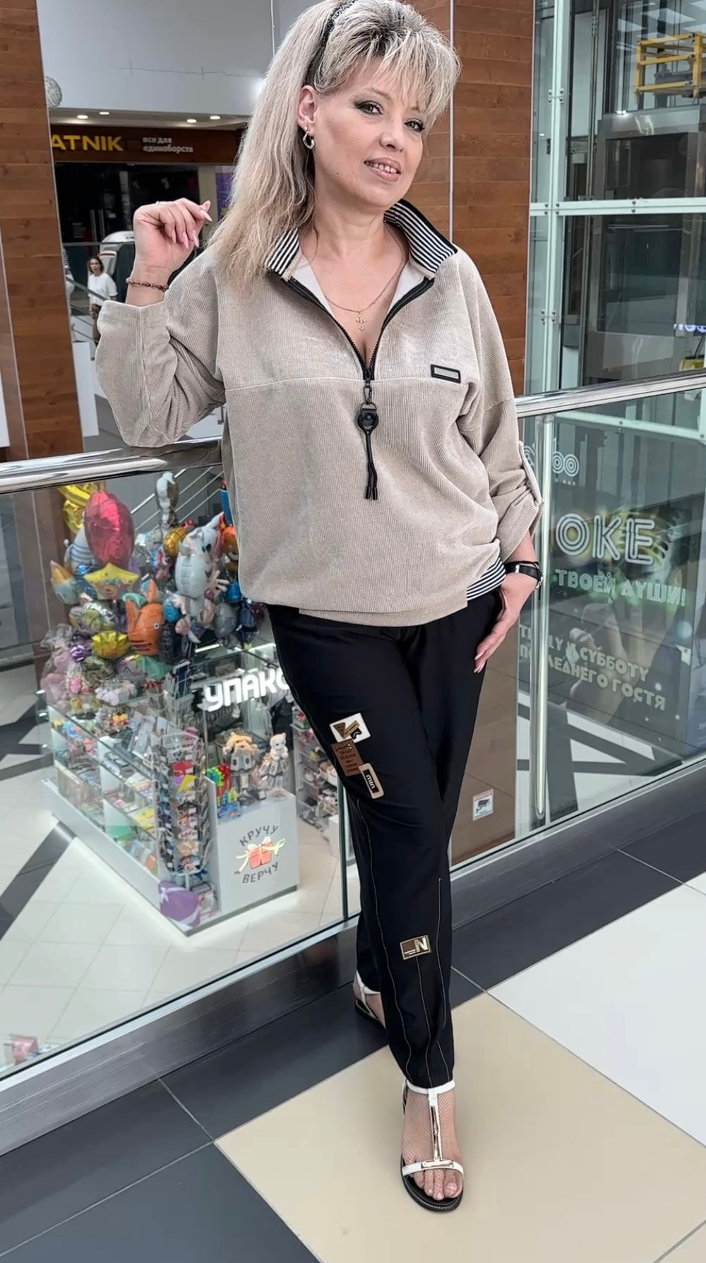 Толстовка-свитшот из микро-вельвета на резинке