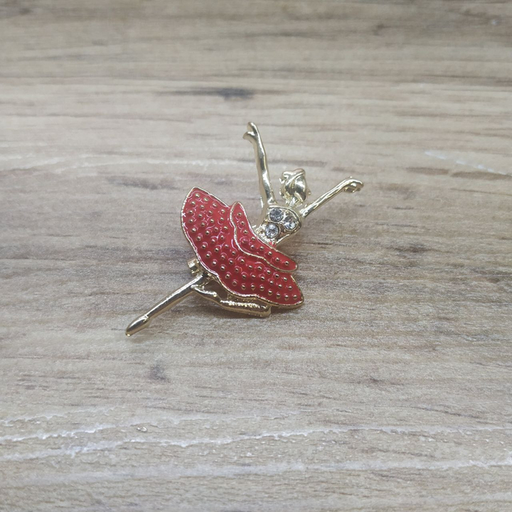 Брошь Mini Балеринка в розовом платье пируэт 3 стразы металл золотистый