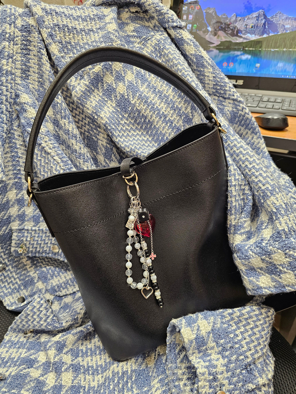 Обвес на сумку, брелок для ключей, подвеска авторская ручная работа с натуральными камнями "Снежная любовь"