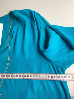 Блузка oodji интересная, за счет украшения на шее, маркировка 42, на 48 размер