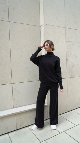 Черный джемпер с контрастными полосками