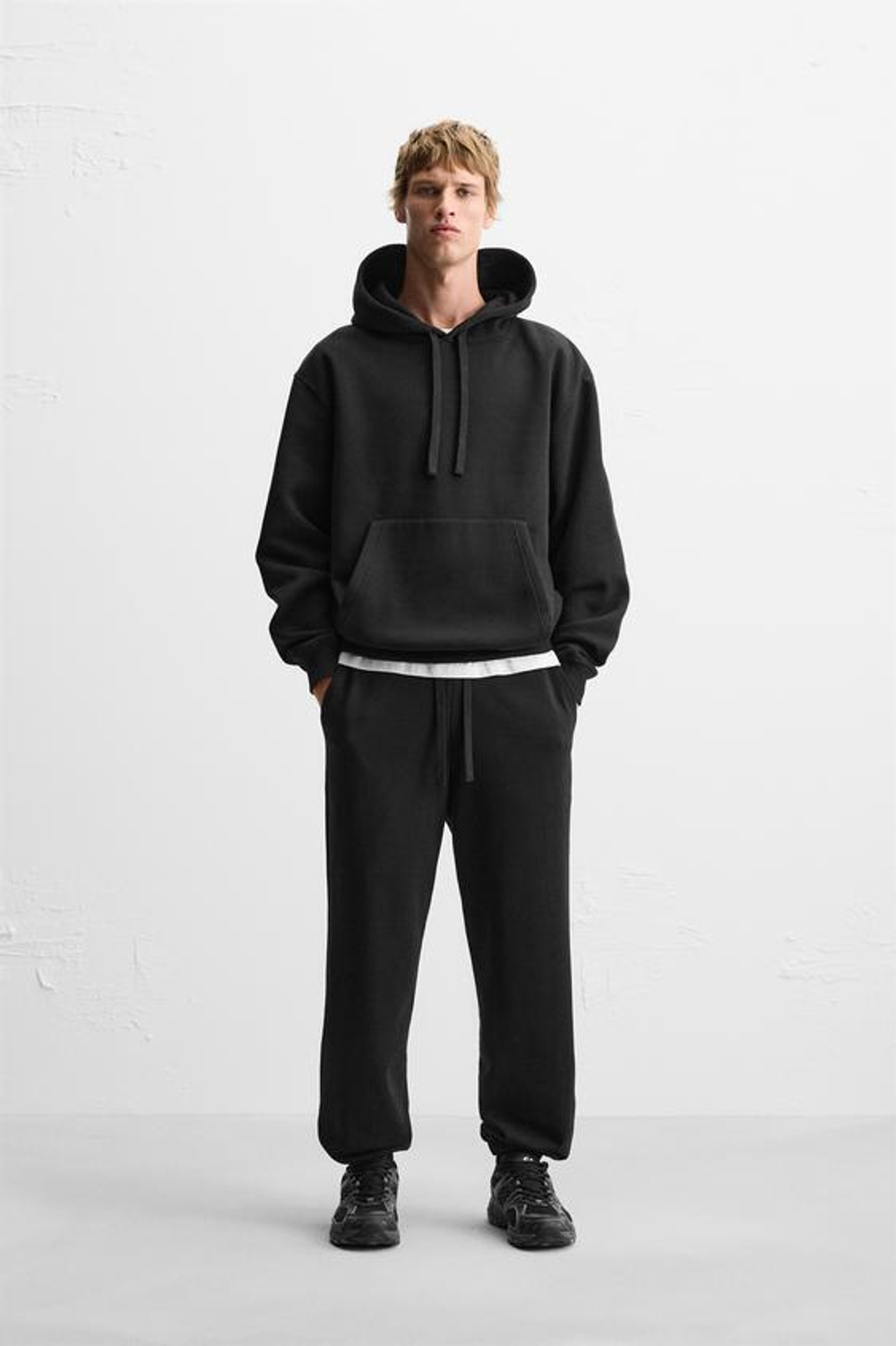 Zara hoodie black online