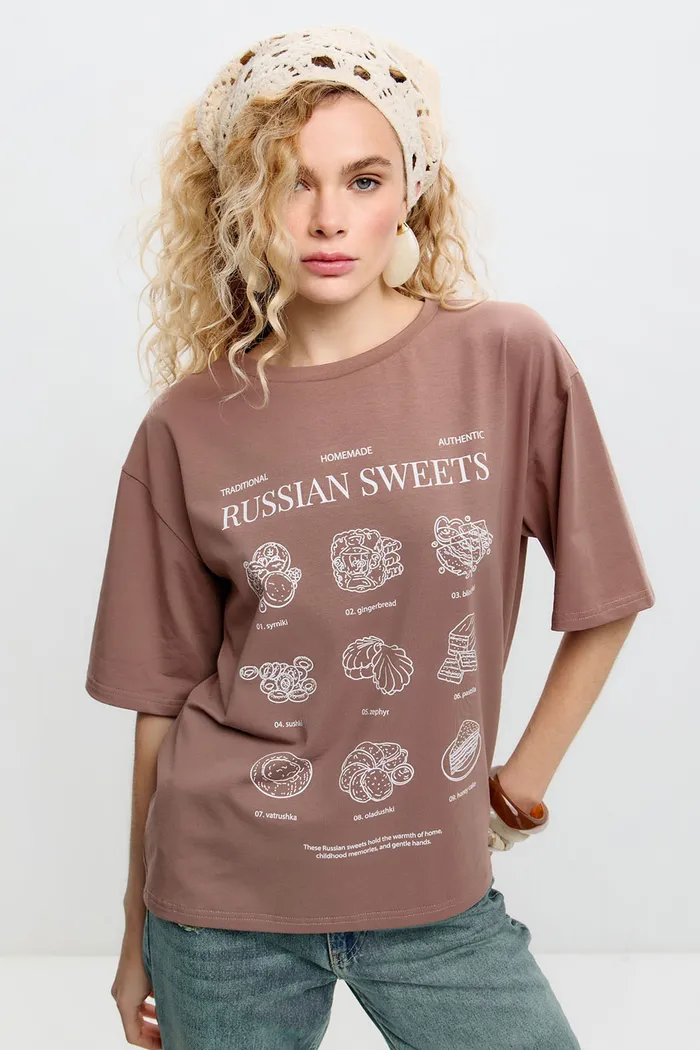 Футболка с принтом "Russian sweets" шоколадного цвета