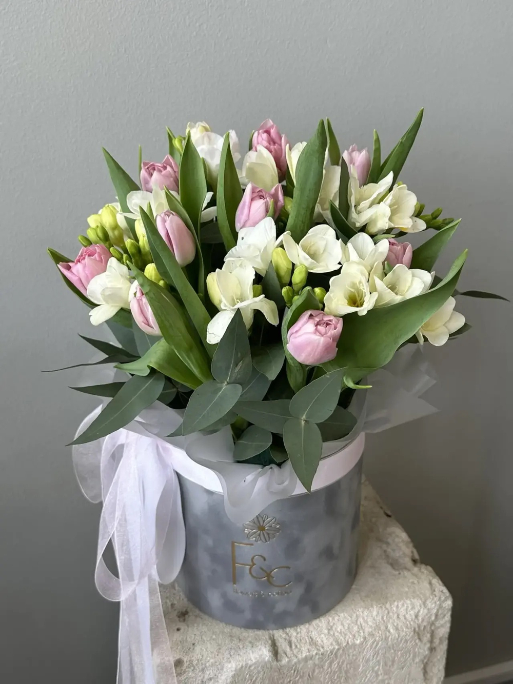 Шляпная коробка фрейзией и тюльпаном коллекция Spring 26