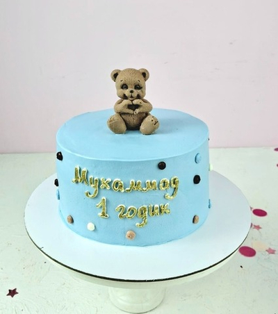 Торт мальчику на годик с мишкой голубого цвета