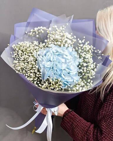Букет из голубой гортензии и гипсофилы