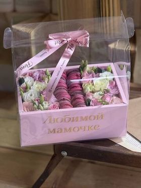 Стильный бокс из сезонных цветов нежных оттенков и макарунс