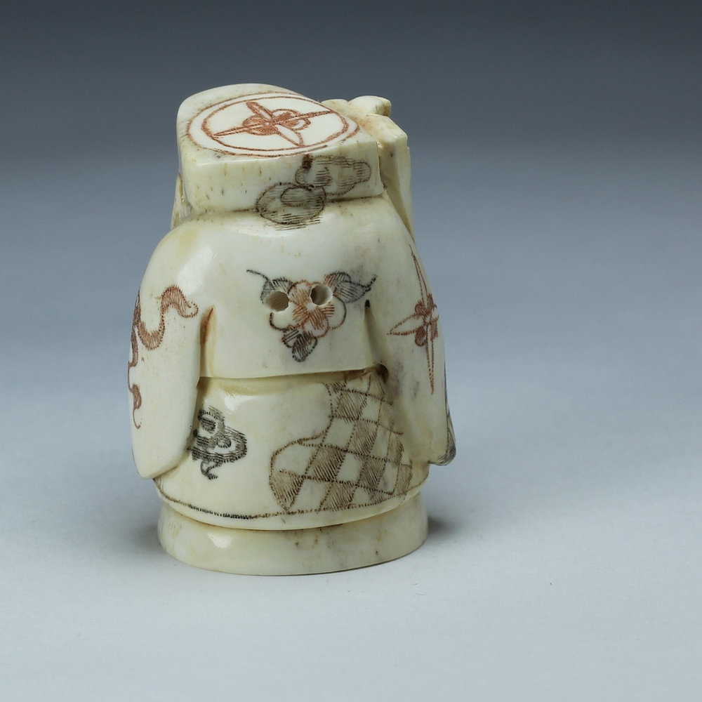 Нэцкэ Дзюродзин с веером и корзиной рыбы