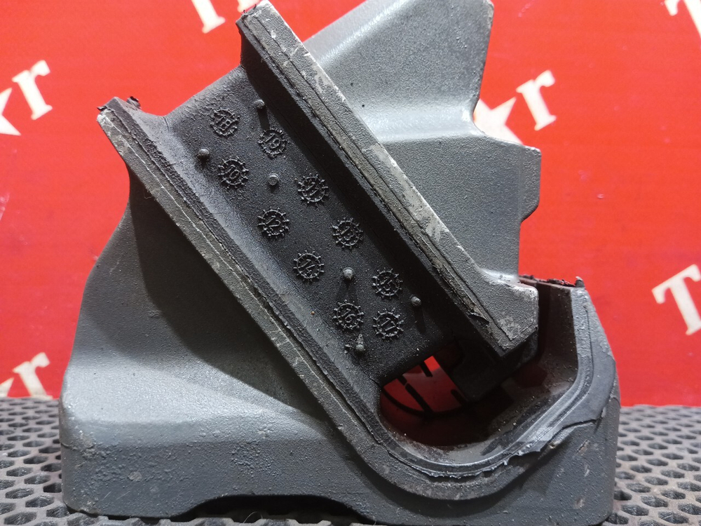 Подушка двигателя передняя 2018г