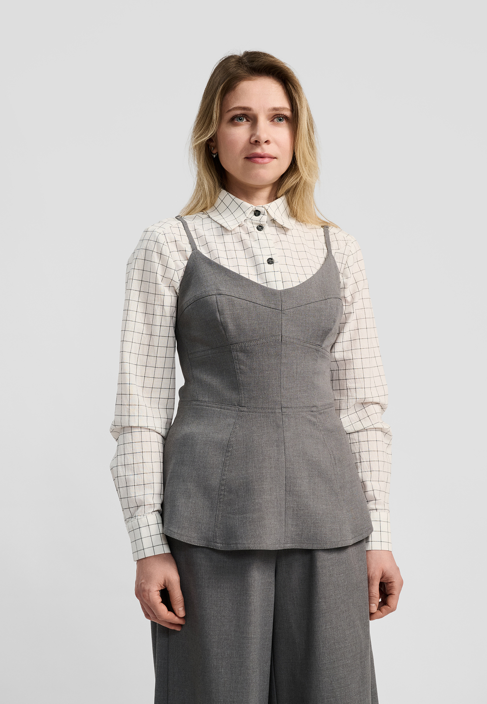 ТОП С ЧАШКОЙ НА ПУГОВИЦАХ