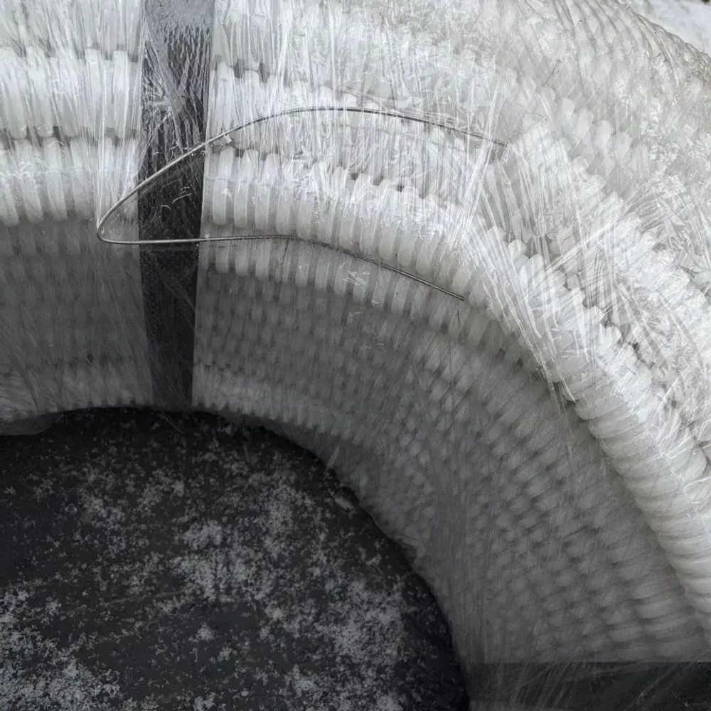 Гофра ПНД 16 мм труба гофрированная с зонтом белая для кабеля 100м (клипсы в комплекте 100 шт)