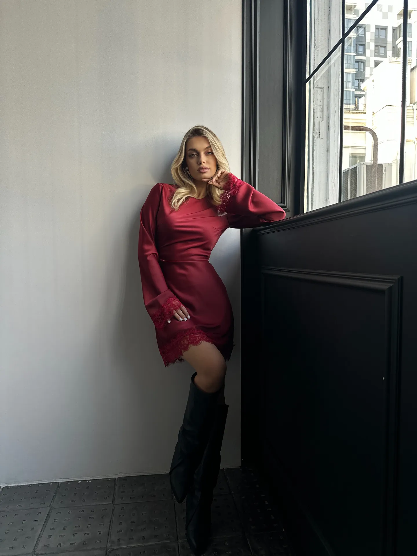 Платье Parijanka 1836 короткое атласное со шнуровкой на спине