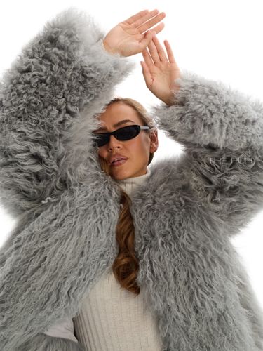 Серая короткая шуба из меха ламы