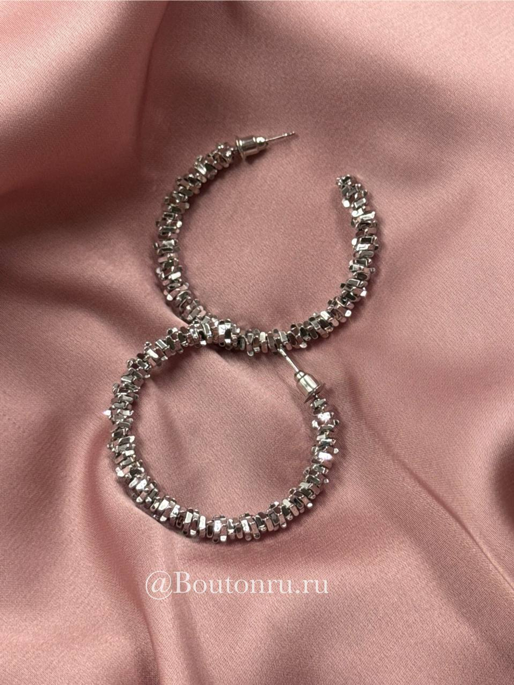 Серьги полукольца рельефные грани серебристые