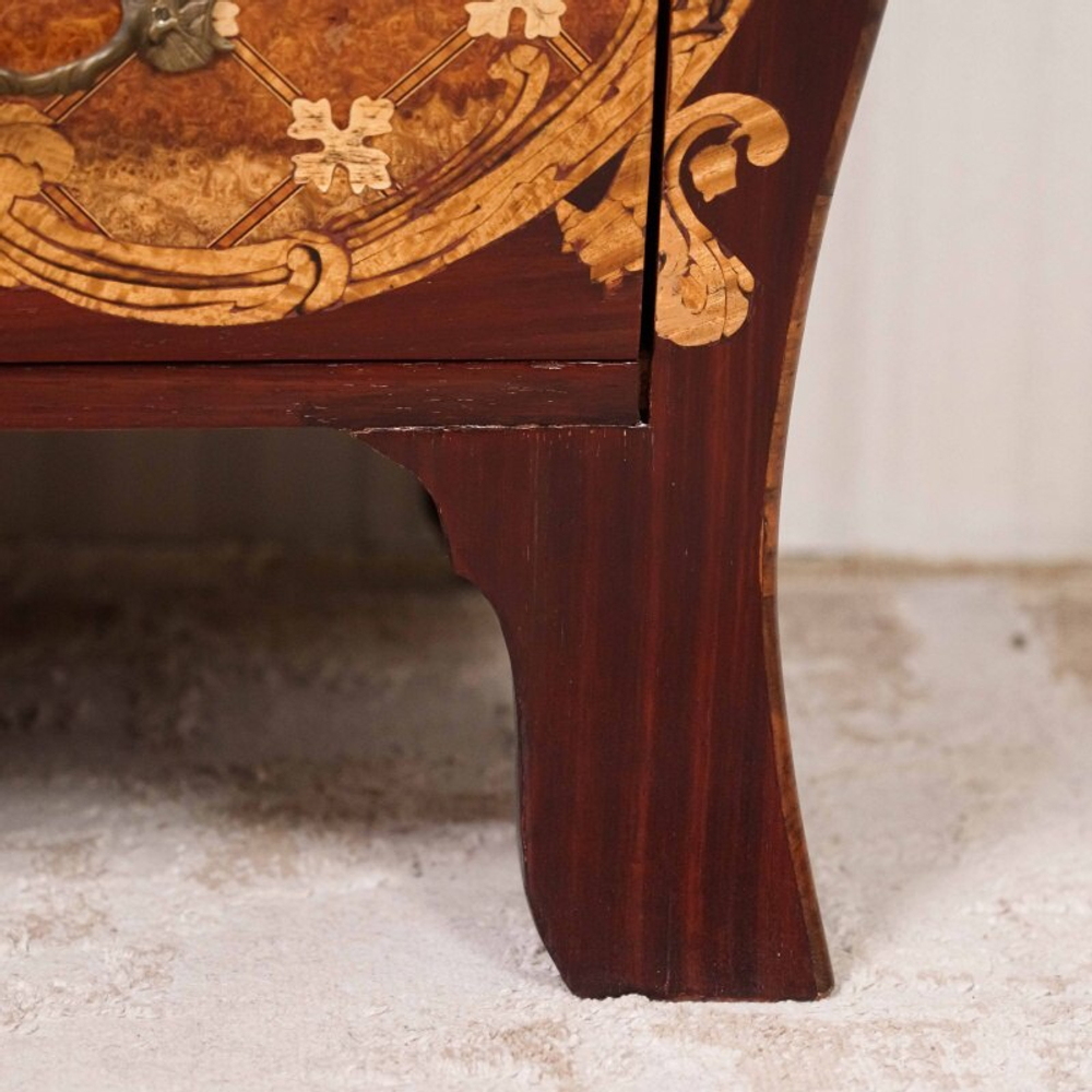 Комод с художественной инкрустацией