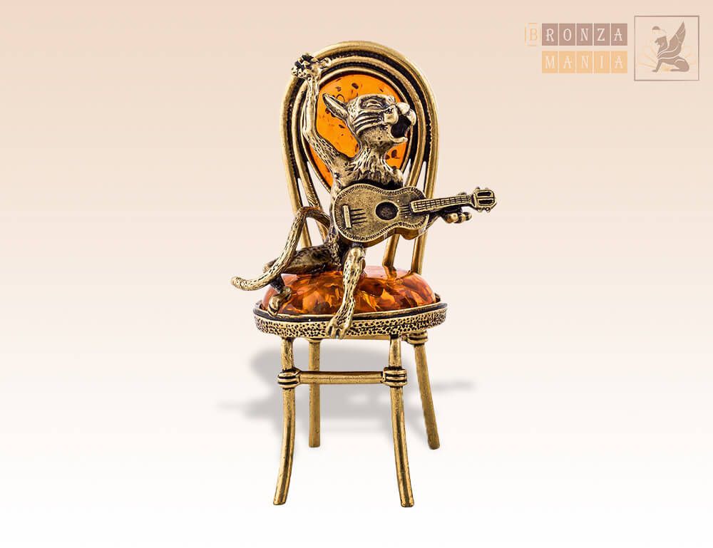 фигурка Кот - певец с гитарой на стуле